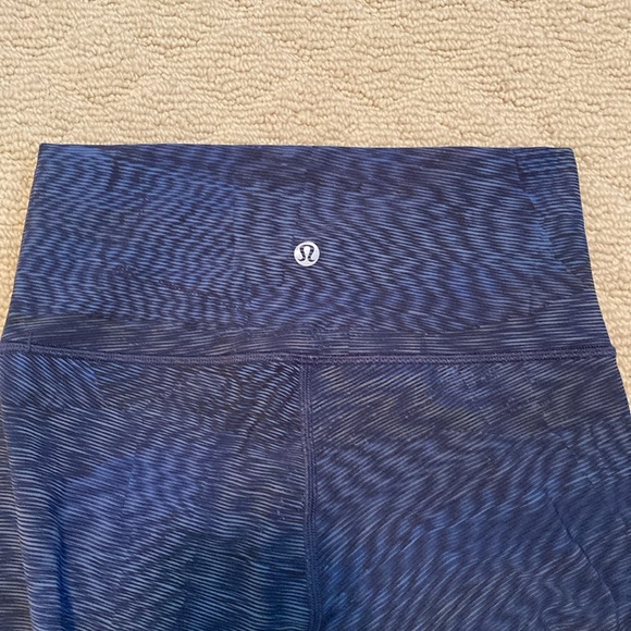 Lululemon size 4 dark Blue and black Patterned Leggings - Picture 7 of 8